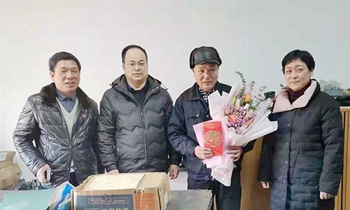 浙江省國防工業(yè)工會(huì)徐航主任、王哲（副處級(jí)調(diào)研員）代表省國防工業(yè)工會(huì)來公司慰問全國勞動(dòng)模范余昌琴和困難職工。
